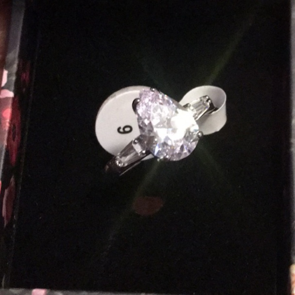 Pear Shape Engagement Ring. See Pic Described - Picture 7 of 8